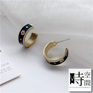 『時空間』925銀針優雅和風藍釉小雛菊C型耳環 -單一款式