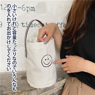 【Sayaka紗彌佳】日系休閒時尚笑臉造型皮質握把手提水筒包  -單一款式